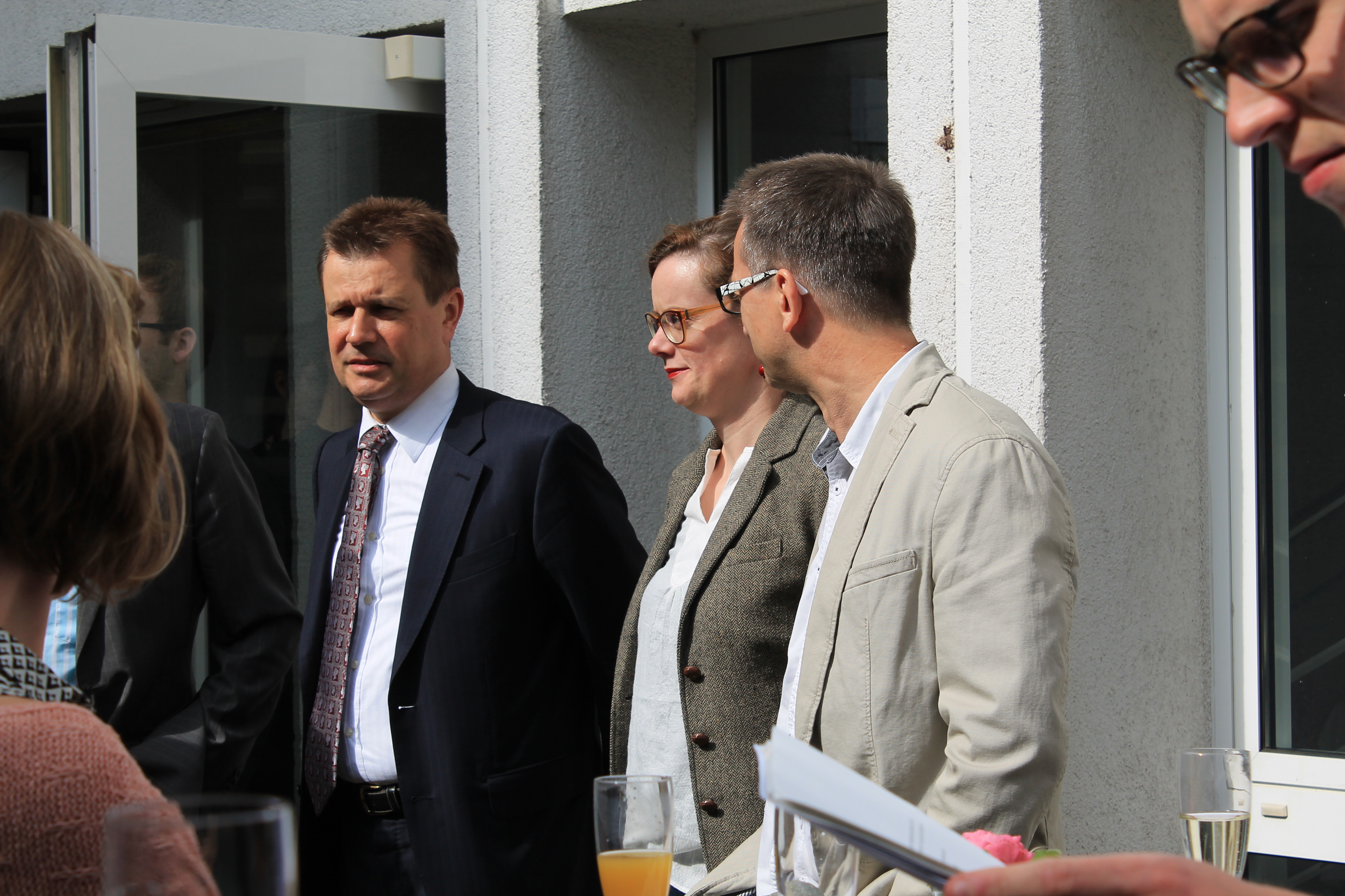 Dr. Joachim Arenth, Dr. Stefanie Freyer und Dr. Martin Klöker (v.l.n.r.) im Gespräch während der Vernissage.