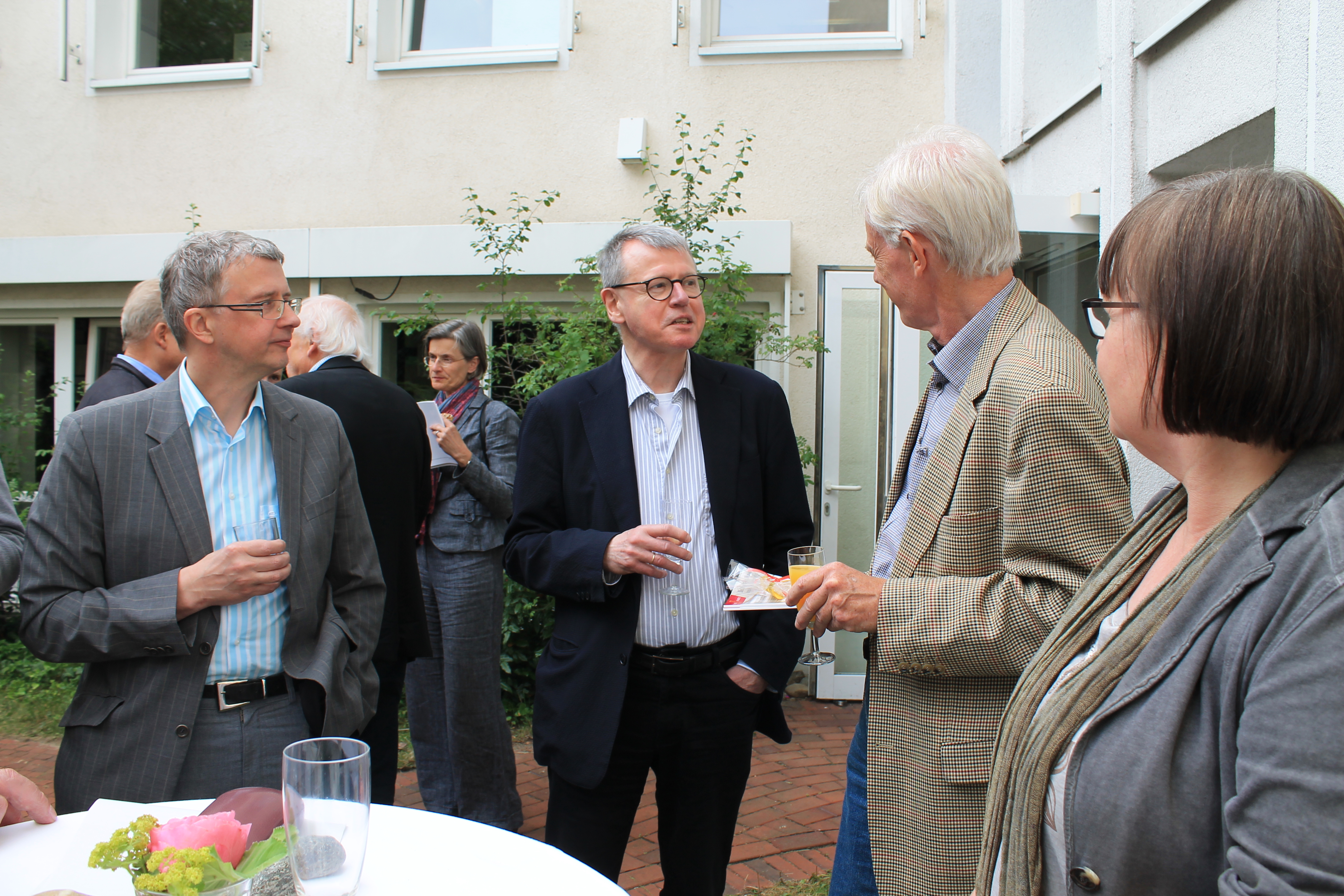 Im Gespräch (v.l.n.r.): Dr. Johannes Ludwig Schipmann, Prof. Dr. Wolfgang Adam, Prof. Dr. Thomas Vogtherr und Ursula Bertels
